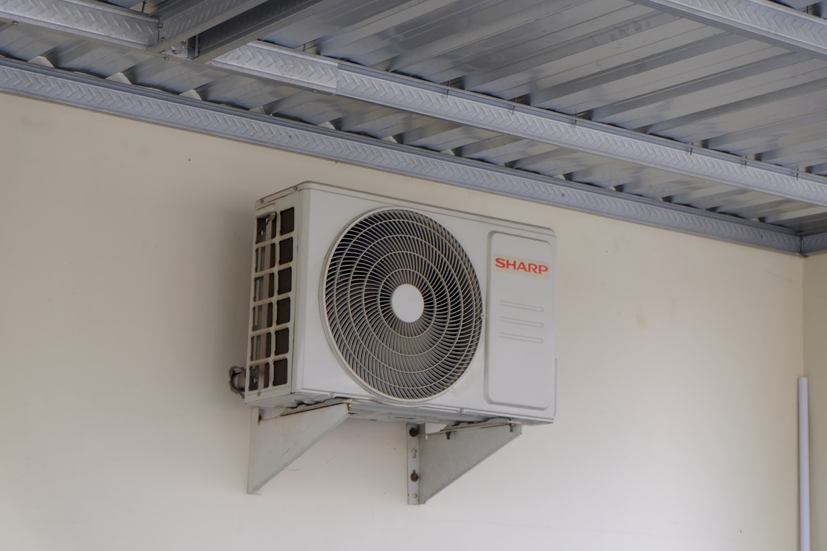 Técnico instalando una unidad de aire acondicionado split en una pared